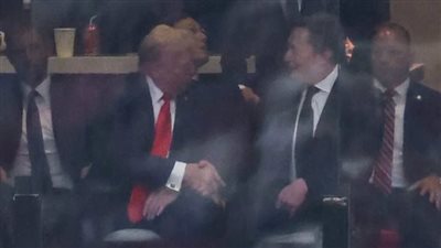 مصافحة مفاجئة بين ترامب وماسك تهدئ فتيل خلاف استمر لأشهر