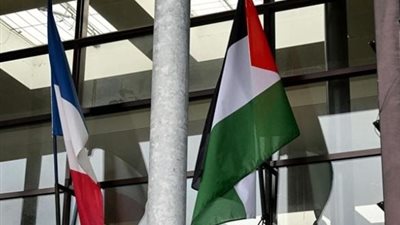 بعد إجراءات قانونية.. مجالس بلدية فرنسية تنزل العلم الفلسطيني