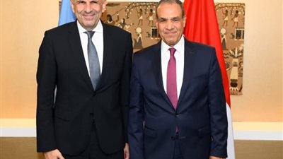 وزير الخارجية يبحث مع نظيره اليوناني سبل تعزيز التعاون الثنائي بين البلدين