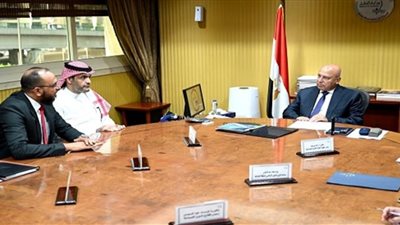 كامل الوزير يبحث مع 