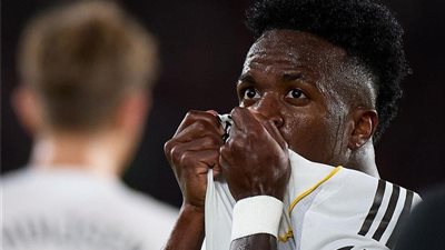 تجديد عقد فينيسيوس يواجه التعقيد بسبب مطالب مالية ومقارنته بمبابي