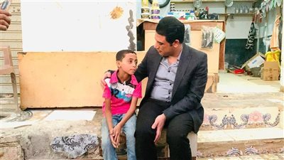 لفتة إنسانية.. نائب محافظ سوهاج يستجيب فورًا لمناشدة الطفل 