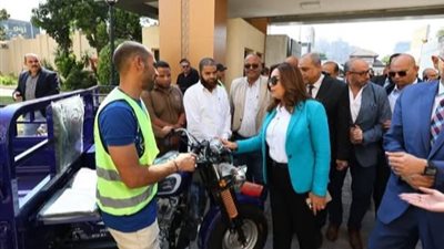 محافظ الجيزة ووزير التنمية المحلية يسلمان 50 تروسيكل للعاملين في منظومة النظافة 