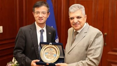رئيس هيئة قناة السويس يبحث سبل تعزيز التعاون الثنائي مع شركة cstc الصينية 
