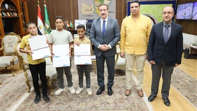 بسبب أمانتهم.. محافظ المنوفية يكرم ثلاثة طلاب بساقية أبو شعرة