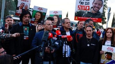 عائلات الأسرى الإسرائيليين تطالب ترامب بفرض خطة السلام على نتنياهو