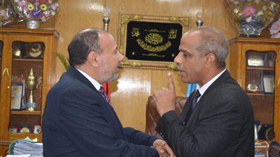 نائب رئيس جامعة الأزهر للوجه القبلي يبحث مع وكيل «المالية» بأسيوط سبل التعاون المشترك