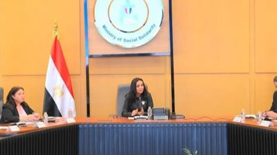 وزيرة التضامن الاجتماعي تجتمع مع اللجنه الدائمه للإشراف على عمل الرائدات الاجتماعيات