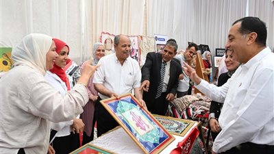 رئيس الوزراء يتفقد معرض الحرف اليدوية والتراثية في المنوفية