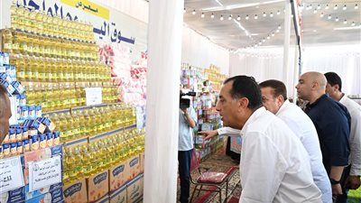 رئيس الوزراء يتفقد سوق اليوم الواحد للسلع الغذائية بأشمون (صور)