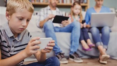 الفجوة الصامتة.. لماذا يبتعد الأبناء عن أسرهم في زمن التواصل الاجتماعي؟