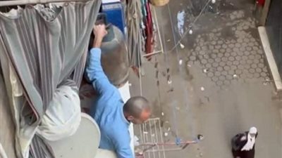 القبض على متهم هدد جيرانه بأسطوانة غاز من شرفة منزله في المنيب