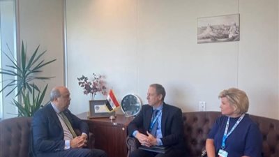 وزير الطيران المدني يبحث سبل التعاون المشترك مع رئيس مجلس المطارات الدولية 