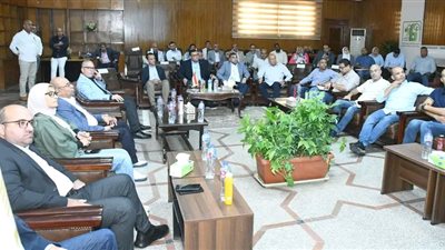 وزير الإسكان يتابع تطوير مدن غرب القاهرة في اجتماع موسع مع رؤساء الأجهزة 