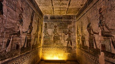 النيابة تحقق في اختفاء لوحة أثرية نادرة من مقبرة 