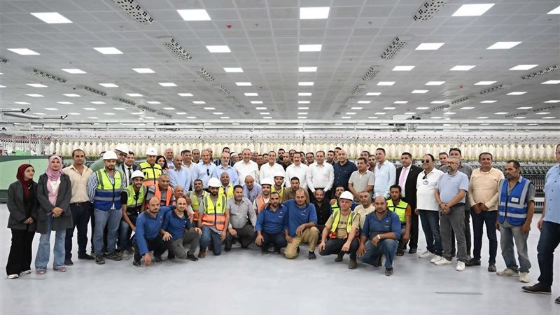 صورة جماعية يتوسطها