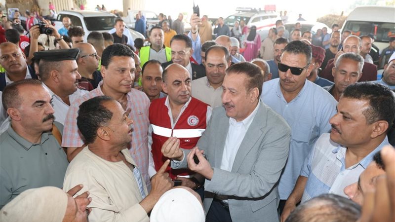 المحافظ يتوسط المواطنين