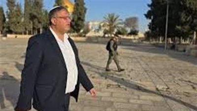 بن غفير يقتحم باحات المسجد الأقصى وسط حماية أمنية من جنود الاحتلال