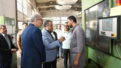 وزير الإنتاج الحربي يتفقد مصنع 300 الحربي بأبو زعبل ويتابع تنفيذ خطط التطوير والإنتاج