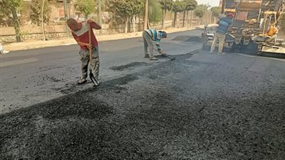 متابعة ميدانية للواء أشرف الجندي لأعمال رصف شارع السنترال بالسنطة في إطار 