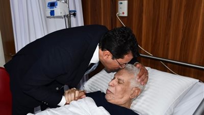 وزير الرياضة يطمئن على الحالة الصحية لـ «حسن شحاتة»