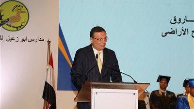 الوزير وفاروق وشيمي في حفل تخرج الدفعة الأولى لمدرسة أبوزعبل للتنمية الصناعية