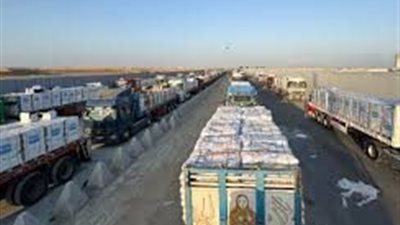 الدفعة الـ 49 تنطلق.. استئناف إدخال مئات شاحنات المساعدات الإنسانية إلى غزة