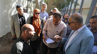 محافظ المنيا يوجه بصرف إعانات عاجلة ومساعدات لعدد من الحالات الإنسانية 