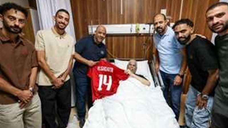 لاعبون الأهلي مع
