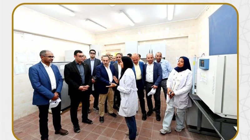وزير الإسكان ومحافظ