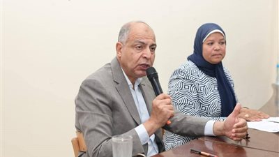 محافظ المنيا يستمع لمطالب أهالي بيلا المستجدة ويوجه بتيسير إجراءات توصيل خطوط المياه