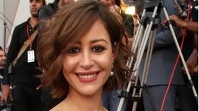 منة شلبي تهدي جائزتها في مهرجان الجونة السينمائي لروح المخرج رضوان الكاشف ووالدتها