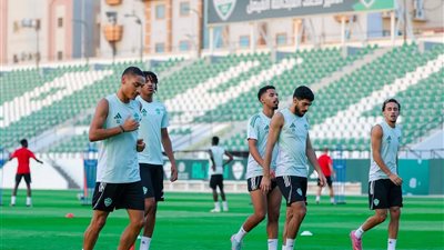 رياض محرز يقود هجوم الأهلي السعودي أمام الشباب في دوري روشن 