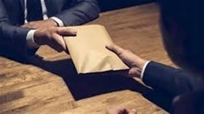 بتهمة تلقي الرشوة.. المشدد 3 سنوات لثلاث موظفين سابقين بمصر للطيران