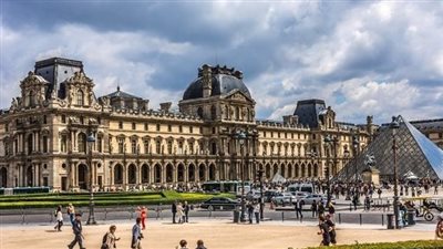 سرقة قطع نادرة من مجموعة مجوهرات تاريخية من متحف اللوفر