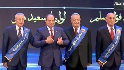 يدًا بيد.. الرئيس السيسي يتوسط صوة تذكارية مع عدد من أبطال حرب أكتوبر