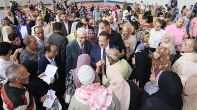 محافظ المنوفية يلتقي 155 أسرة محتاجة ويقدم مساعدات مالية وطبية واجتماعية