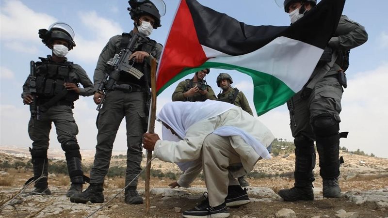 فلسطين وسط الاحتلال