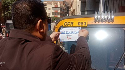 رئيس مدينة طهطا بسوهاج ينتصر للمواطن.. توحيد أجرة التوكتوك بـ10 جنيهات