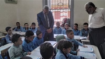 خلف يتدخل لتحسين بيئة المدارس في السوالم.. إشادة ونقد وتوجيهات حاسمة