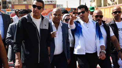 وزير الرياضة ومحافظ السويس يفتتحان ملعبا خماسيا بمركز شباب التوفيق