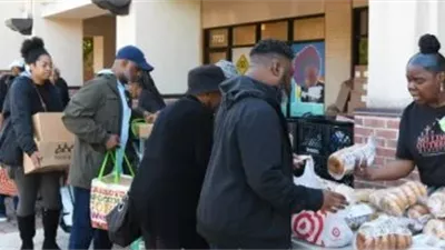 أزمة الجوع تضرب واشنطن.. طوابير أمام بنوك الطعام بعد فقد أول راتب 