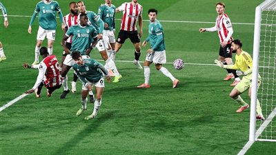 ليفربول يتأخر بهدفين مقابل هدف أمام برينتفورد في الشوط الأول 