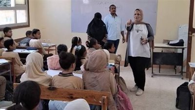 وكيلة تعليم مطروح تتفقد امتحانات أكتوبر بمدرسة العبور لضمان سير العملية التعليمية 