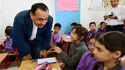 رئيس الوزراء يجري زيارة مفاجئة لمدرسة محمد حافظ بالسويس لمتابعة سير العملية التعليمية