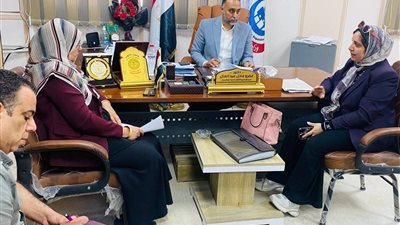 وكيل صحة شمال سيناء يلتقي مدير التأمين الصحي للتغلب على عجز الأطباء