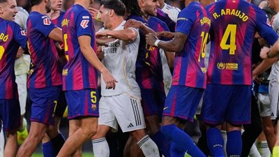 تصرف غريب من لاعبي برشلونة يثير الجدل بعد تدخل كارفاخال على أراوخو في الكلاسيكو