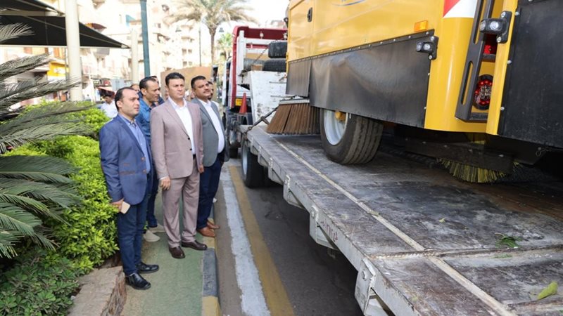 المحافظ أثناء المعاينة