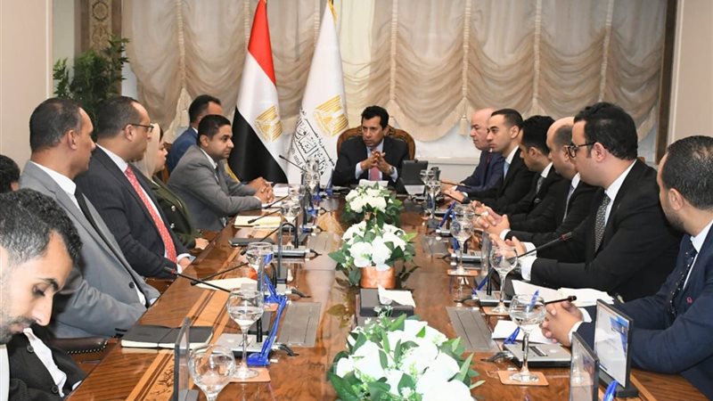 وزير الرياضة يلتقي