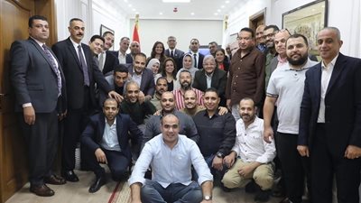 محافظ الجيزة يلتقط الصور التذكارية مع فريق عمل تجهيزات المتحف الكبير 